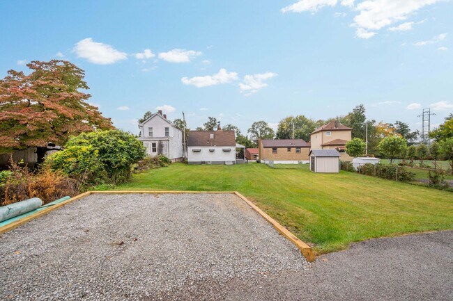 Building Photo - Beautiful 3 bedroom home in Munhall available November 1!
