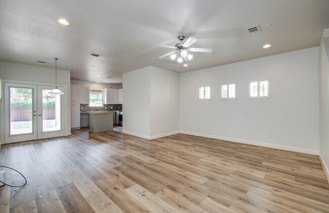 Building Photo - 624 E 39th St