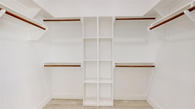 Building Photo - 4867 N Oakland Ln