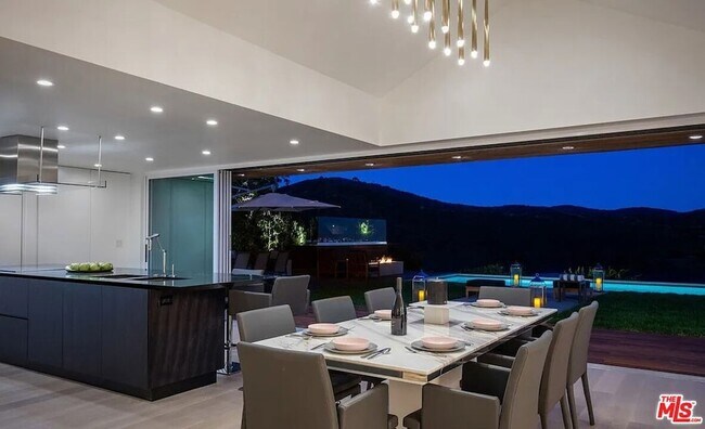 Building Photo - 2528 Westridge Rd