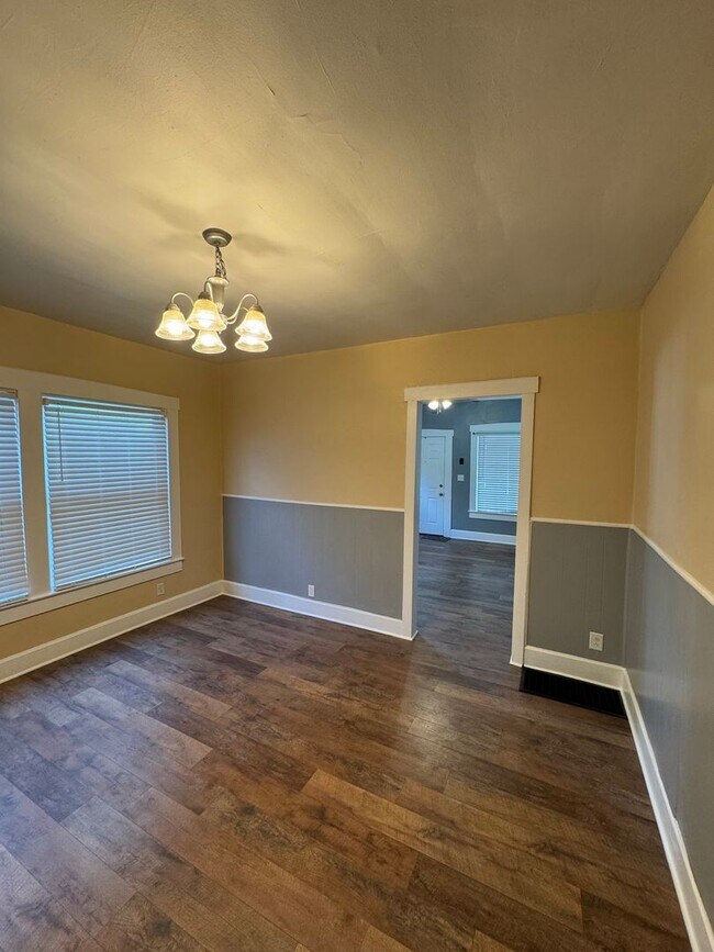 Building Photo - 1318 N Parker Ave