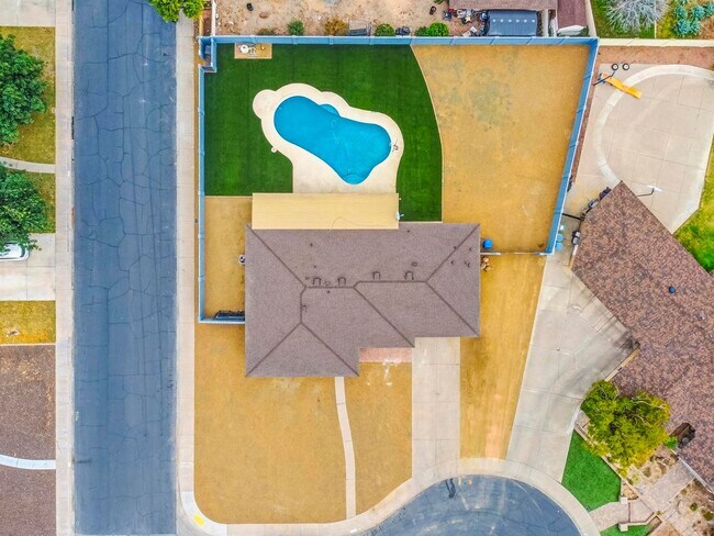 Building Photo - Tempe 5 bedroom 3 bath with pool and HUGE yard