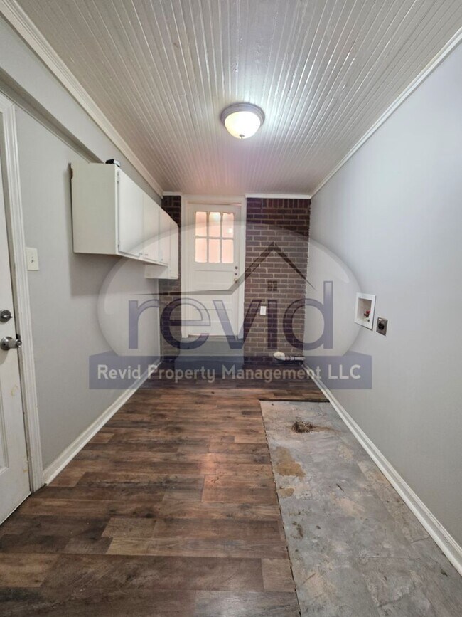 Building Photo - 3 Bedroom Home!!