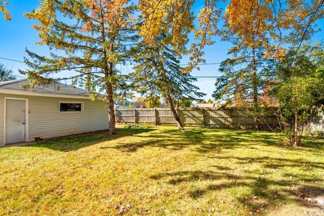 Building Photo - 3 BR 1.5 BA ranch house w/ large garage