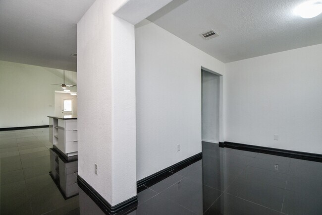 Building Photo - 2015 Treasure Mountain Dr