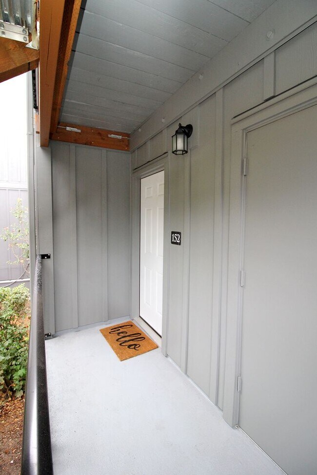 Building Photo - Fully Remodeled 3 Bedroom/2.5 Bathroom Lak...