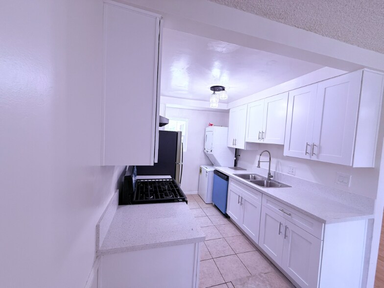 Building Photo - 7654 Fountain Ave