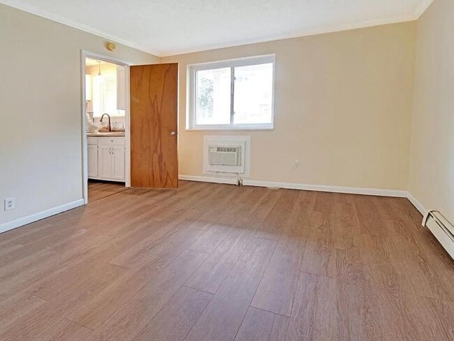 Building Photo - 2432 East Ave