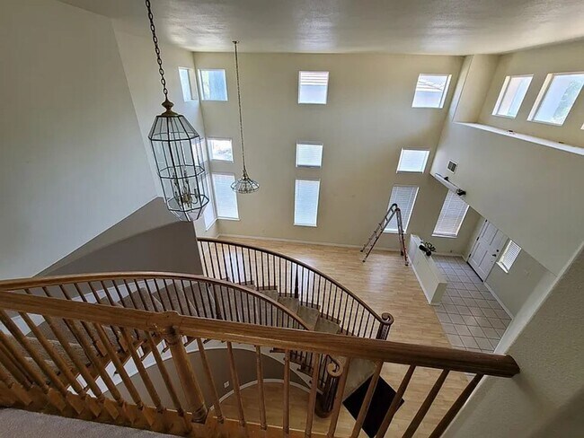 Building Photo - Spacious 4 Bed 3 Bath Home with a Pool!