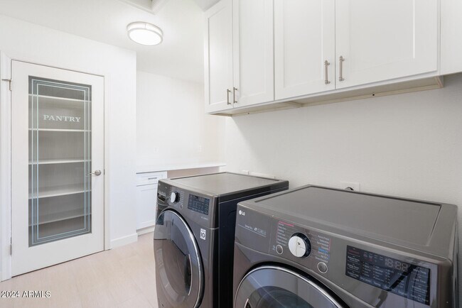Building Photo - 507 E Caribbean Ln