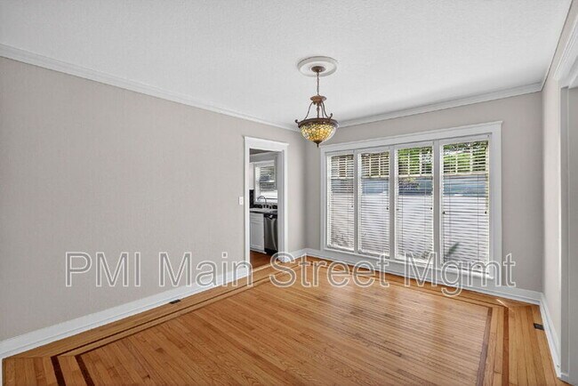 Building Photo - 829 N Hyer Ave