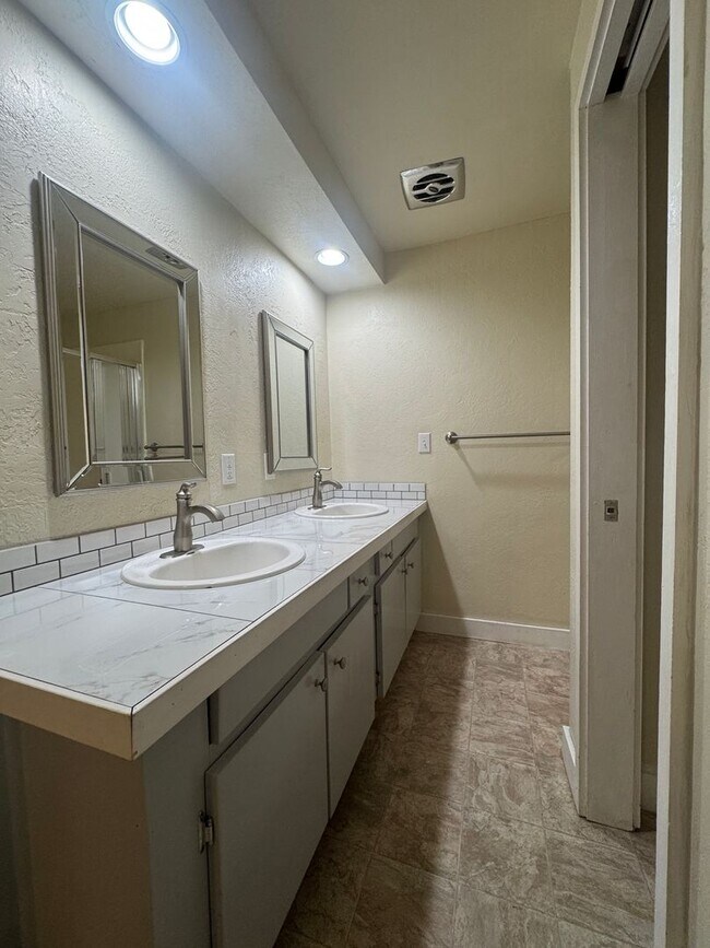 Building Photo - 5-Bed, 3-Bath in South Eugene