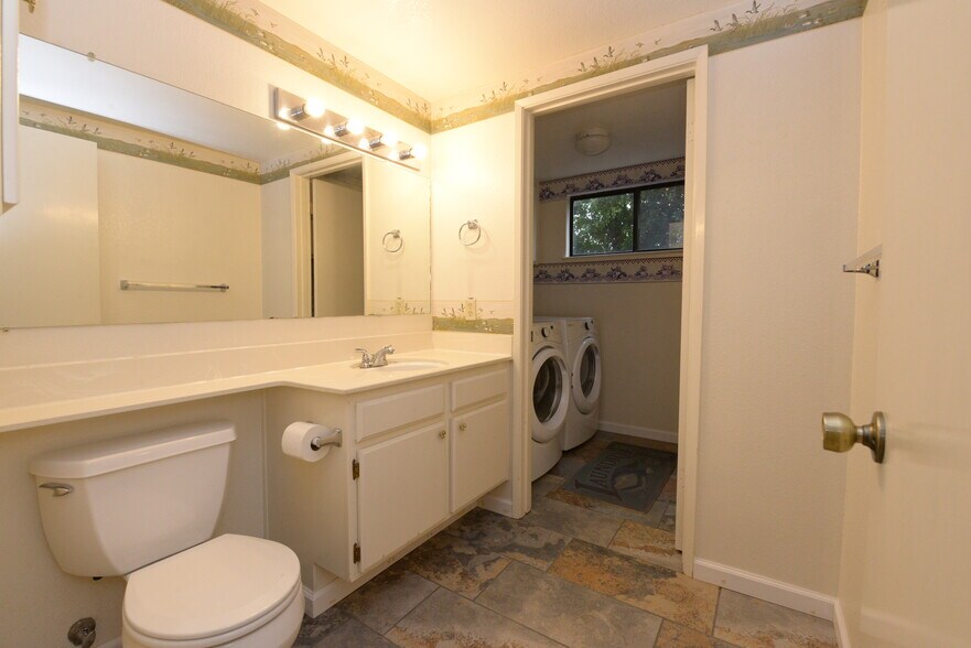 Building Photo - 923 Linden Ave