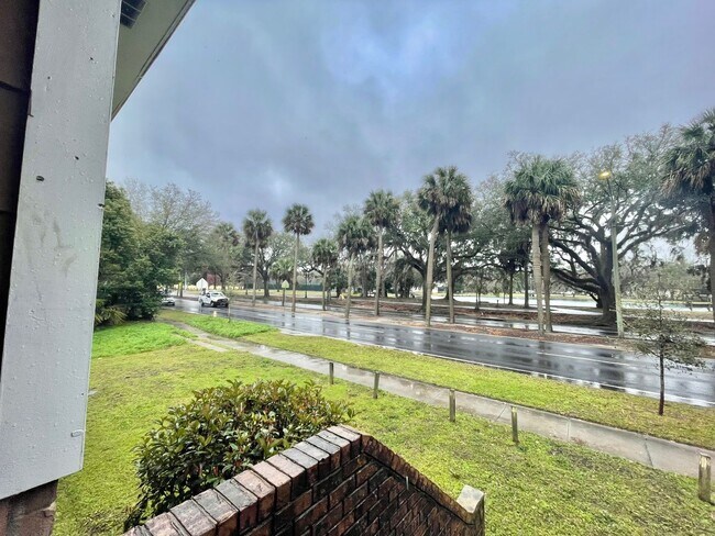 Building Photo - Charming 1 bedroom 1 Bathroom across from Daffin Park
