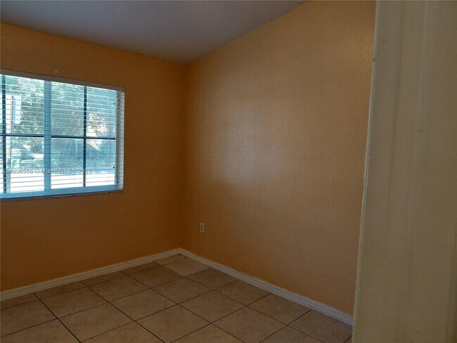 Building Photo - 83 NE 13th Ave