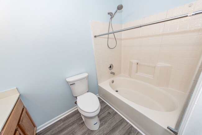 Building Photo - 4 Bedroom, 2 Bathroom Home in Park Hill Pl...