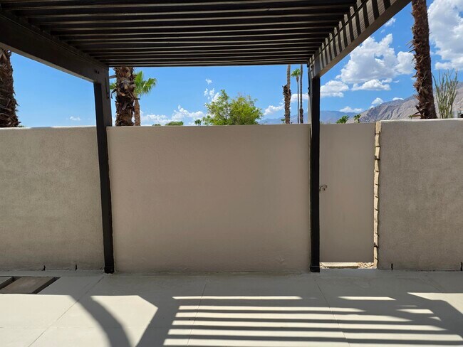 Building Photo - 723 E Louise Dr