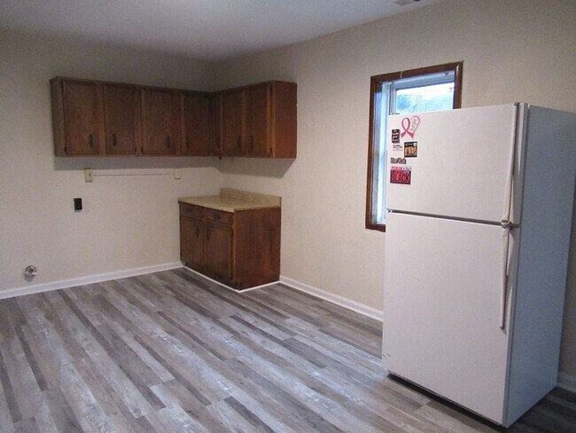 Building Photo - 3 br, 1 bath House - 551 East 12th