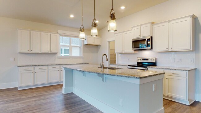 Building Photo - 3 Bedroom Home in WATERSIDE!