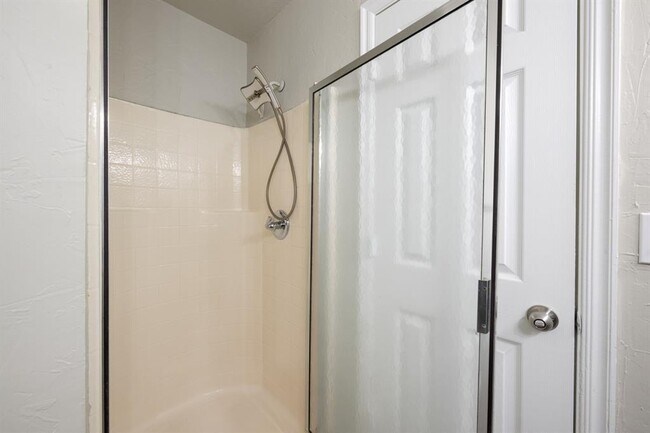 Building Photo - 1501 Tree Line Dr