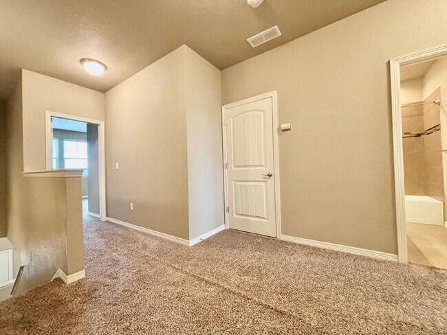 Building Photo - Beautiful 3 bed, 3 bath Townhome in West W...