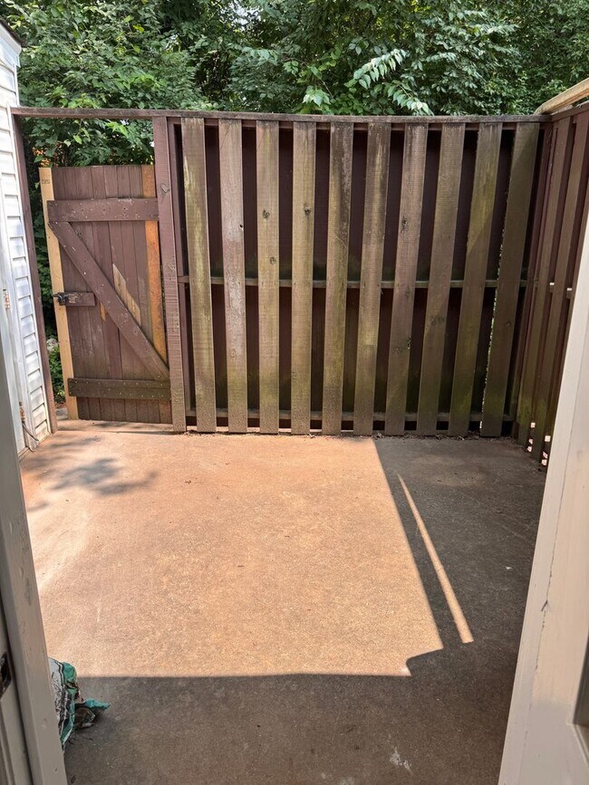 Building Photo - 3 Bedroom || 1.5 Bathroom Townhome