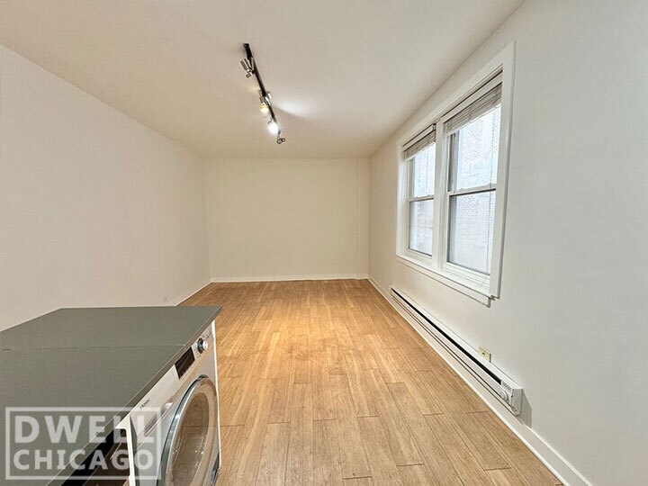 Building Photo - 501 W Belmont Ave