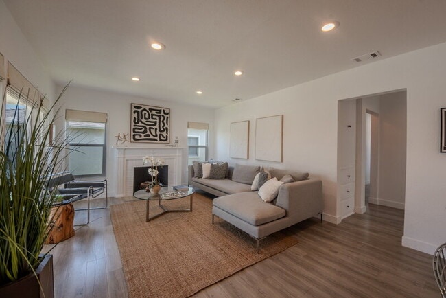 Building Photo - 3914 Somerset Dr