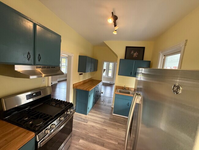 Building Photo - 860 Church St