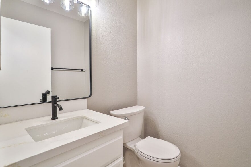 Building Photo - 9369 Silverleaf Way