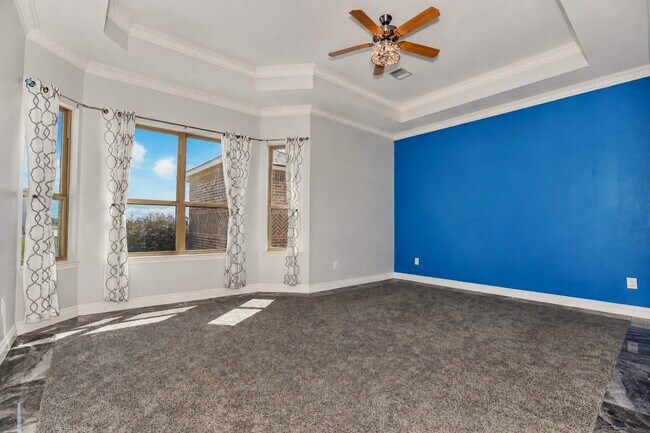 Building Photo - 527 Lily Ln