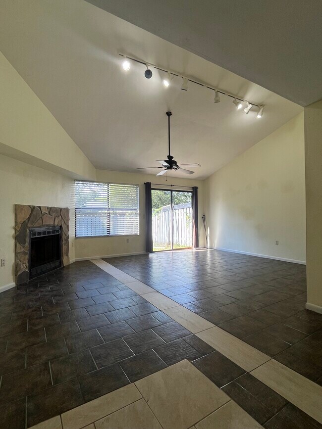 Building Photo - 4407 SW 21st Ln