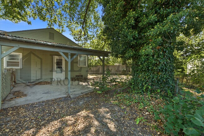 Building Photo - 2017 S Grn Acrs St