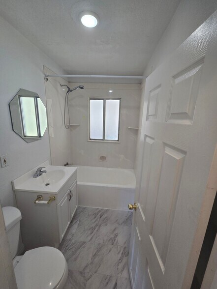 Building Photo - 509 W 200 S