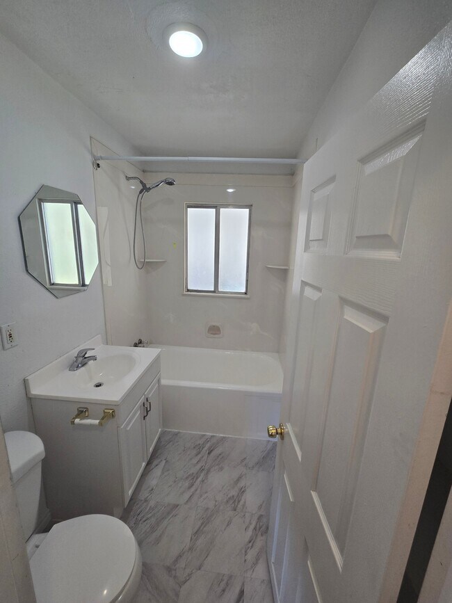Building Photo - 509 W 200 S