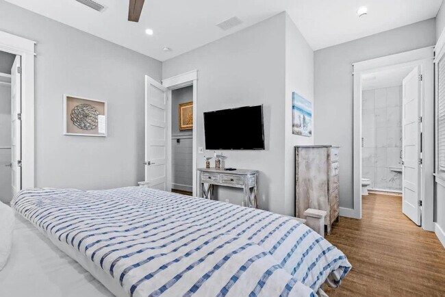 Building Photo - 14324 Front Beach Rd