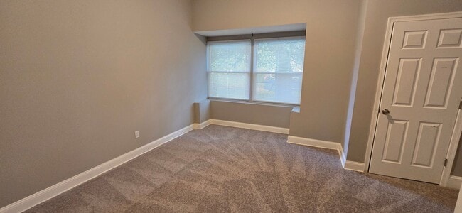 Building Photo - Huge 3-level 6 Bedroom - 2,500 sq/ft!
