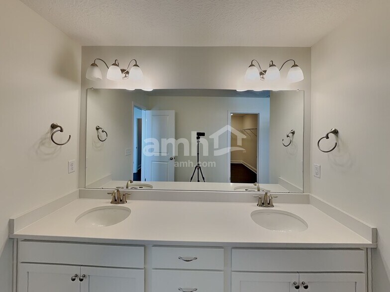 Building Photo - 8060 Rapala Ln