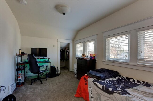 Building Photo - Single Family Home - 4+ Bedroom | 2 Bath