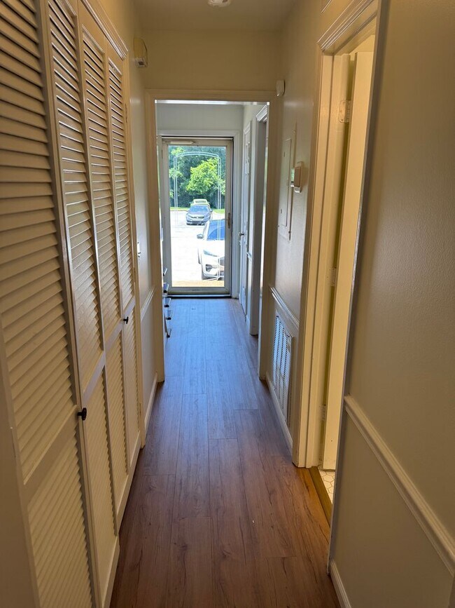Building Photo - 834 Brentwood Pointe