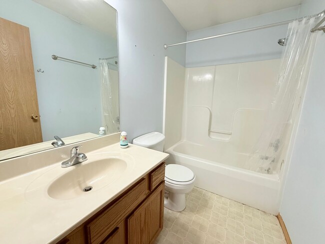Building Photo - Spacious 3-Bedroom Townhome  – East Bloomi...