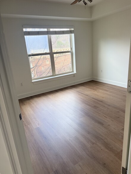 Building Photo - 200 River Vista Dr