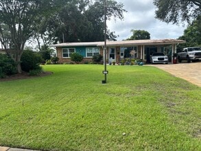 Building Photo - 215 Woodlawn Dr
