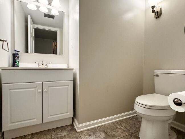 Building Photo - Close to Stonefield Shopping, UVA and walk...