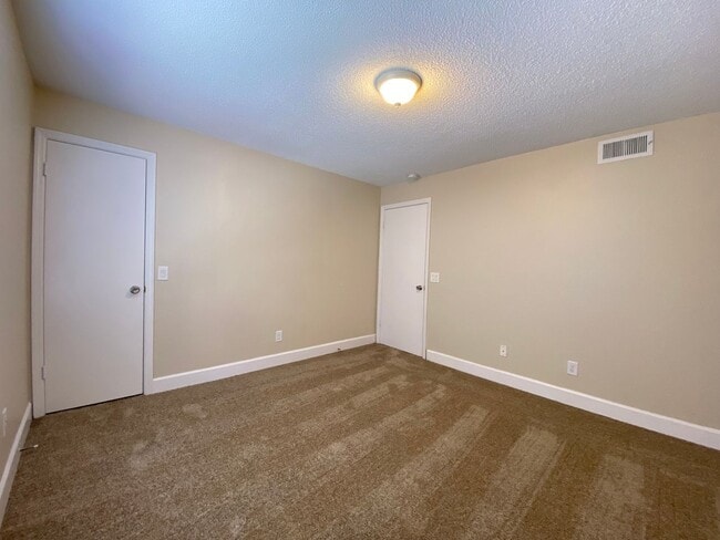 Building Photo - Spacious 3br/2ba Venetian Condo!