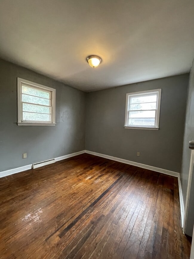 Building Photo - 3 bedroom 1.5 Bathroom