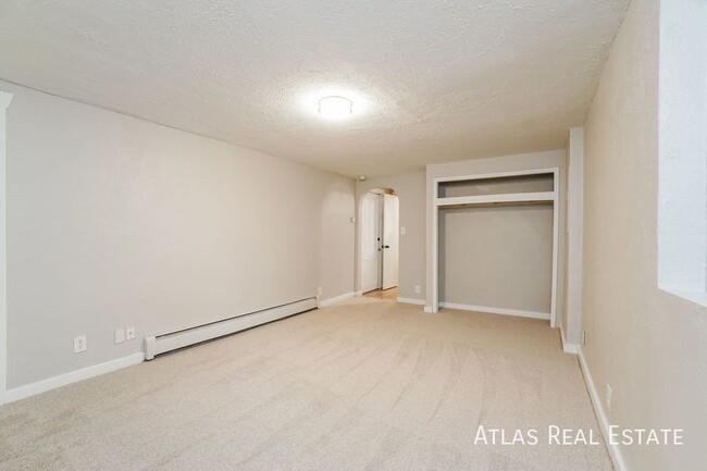 Building Photo - LARGE 1 Bedroom - Perfect Downtown Locatio...