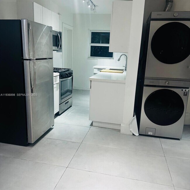 Building Photo - 10070 E Bay Harbor Dr