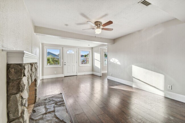 Building Photo - Charming 3 bed 2 bath North Kenwood home w...