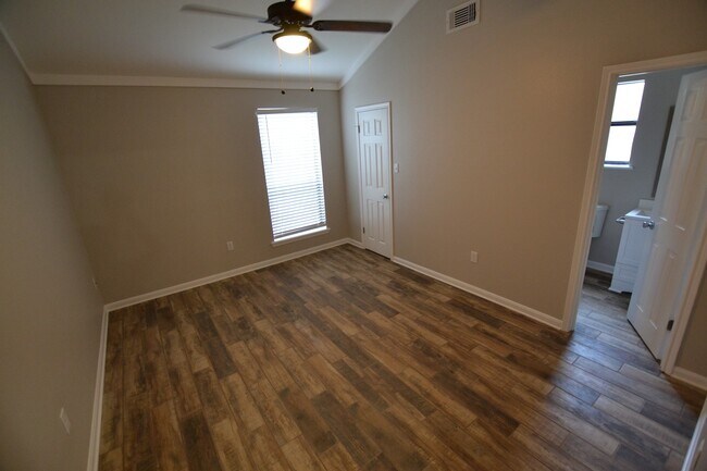 Building Photo - 5157 Cumberland Cove Dr